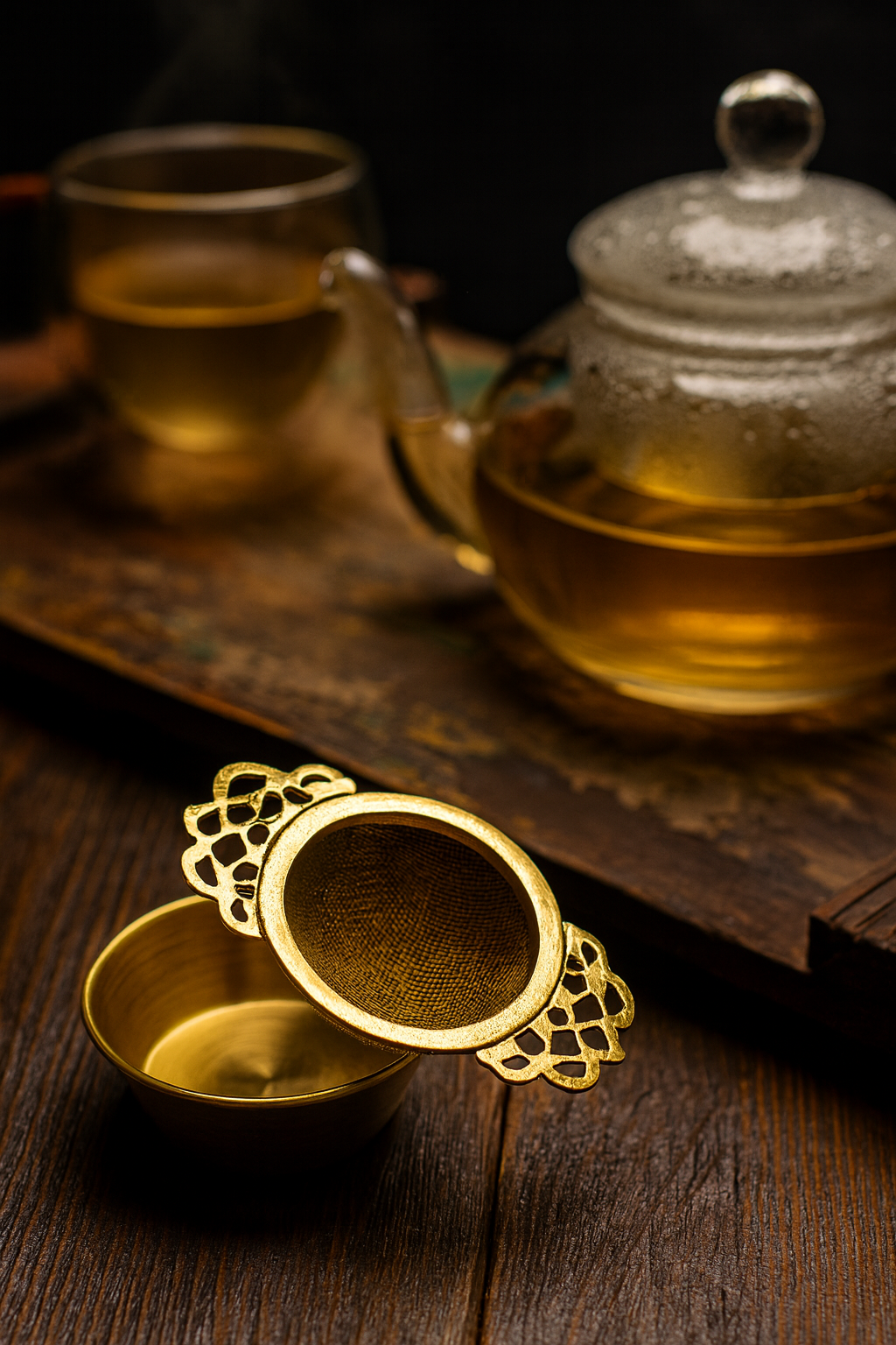 Tea strainer with drip bowl - Gold