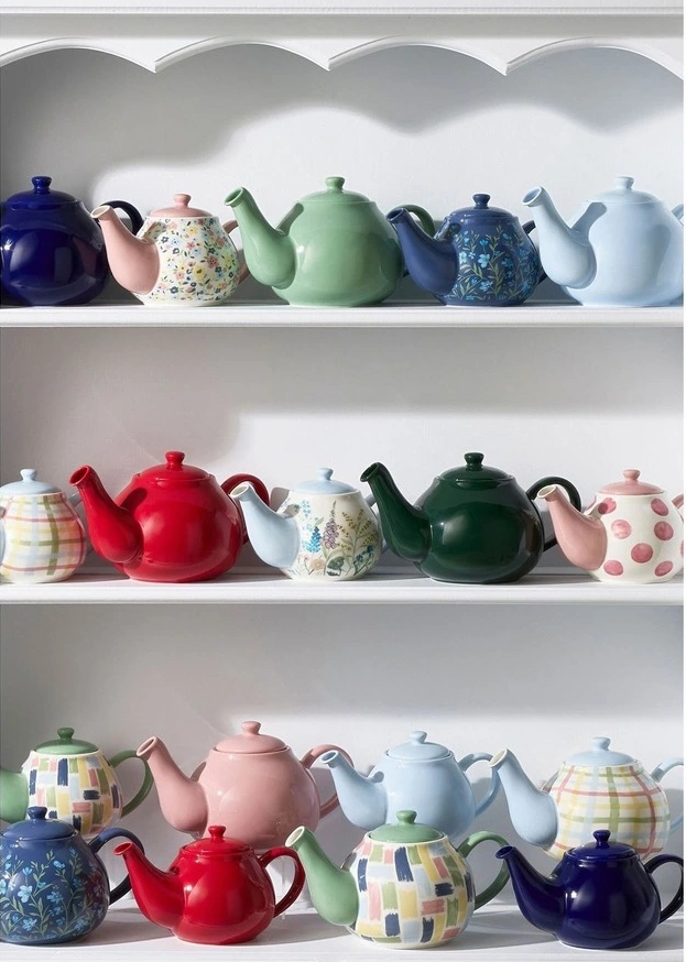 Olde English Teapot 650ml Gift Boxed in British Red